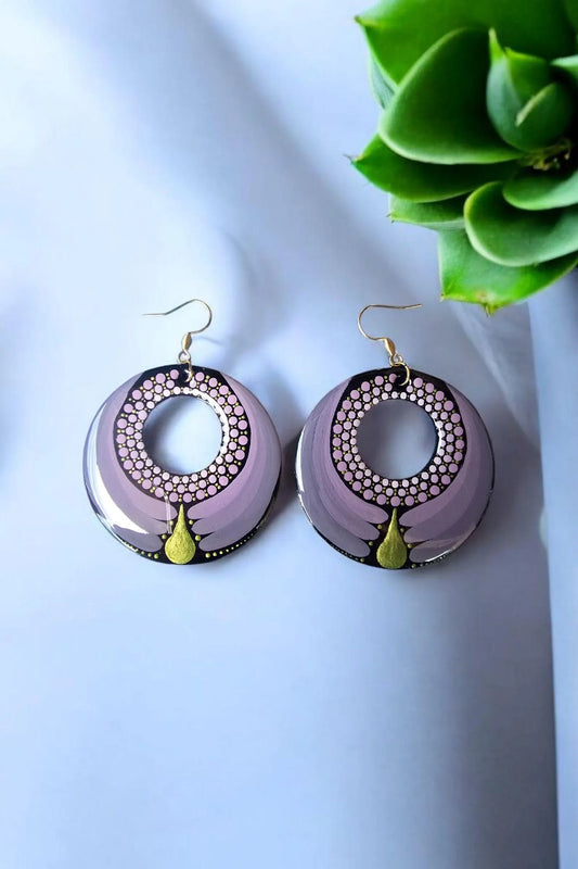Boucles d’oreilles en bois peintes main – Violet & vert métallisé, style pointillisme
