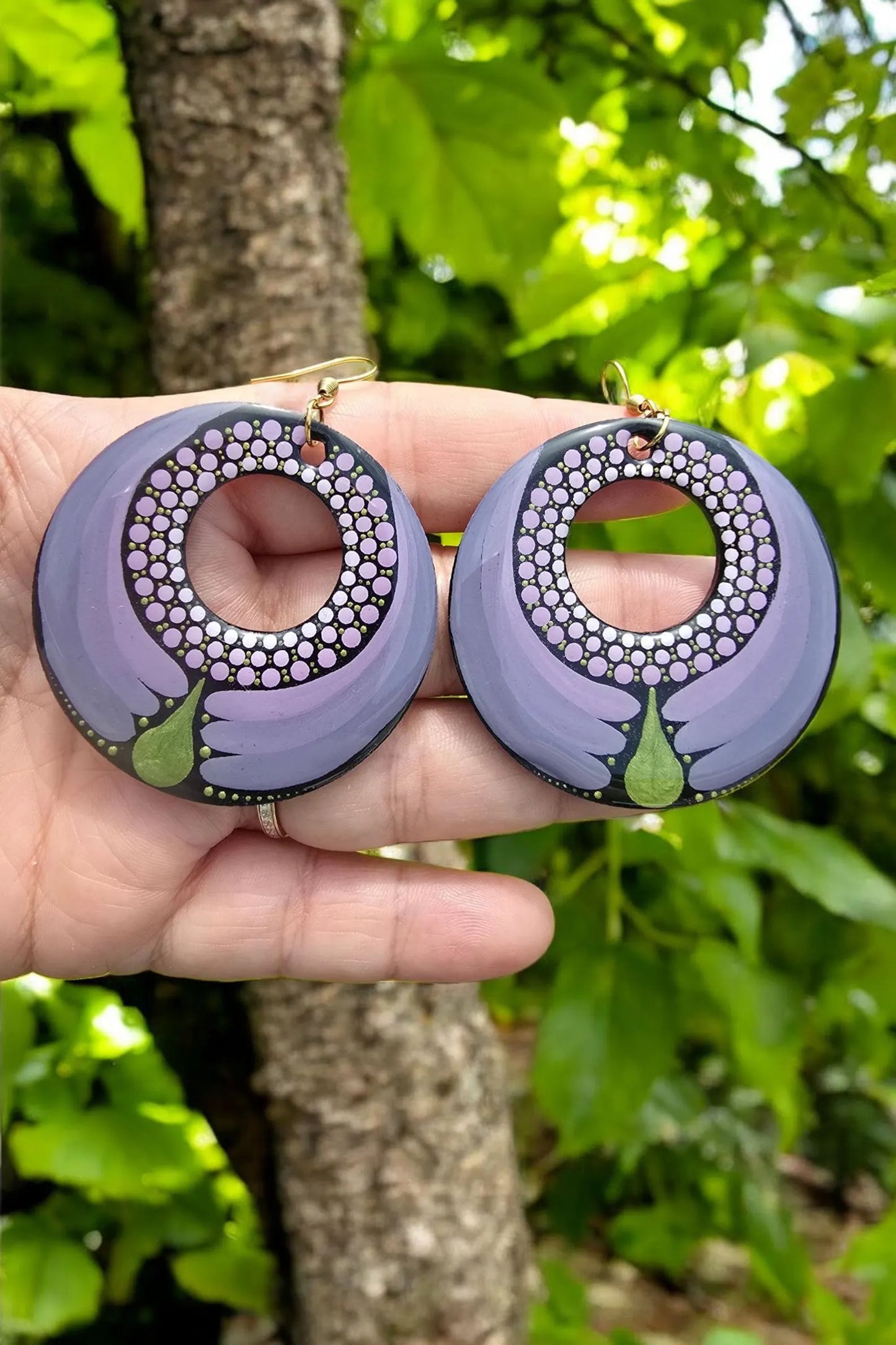 Boucles d’oreilles en bois peintes main – Violet & vert métallisé, style pointillisme