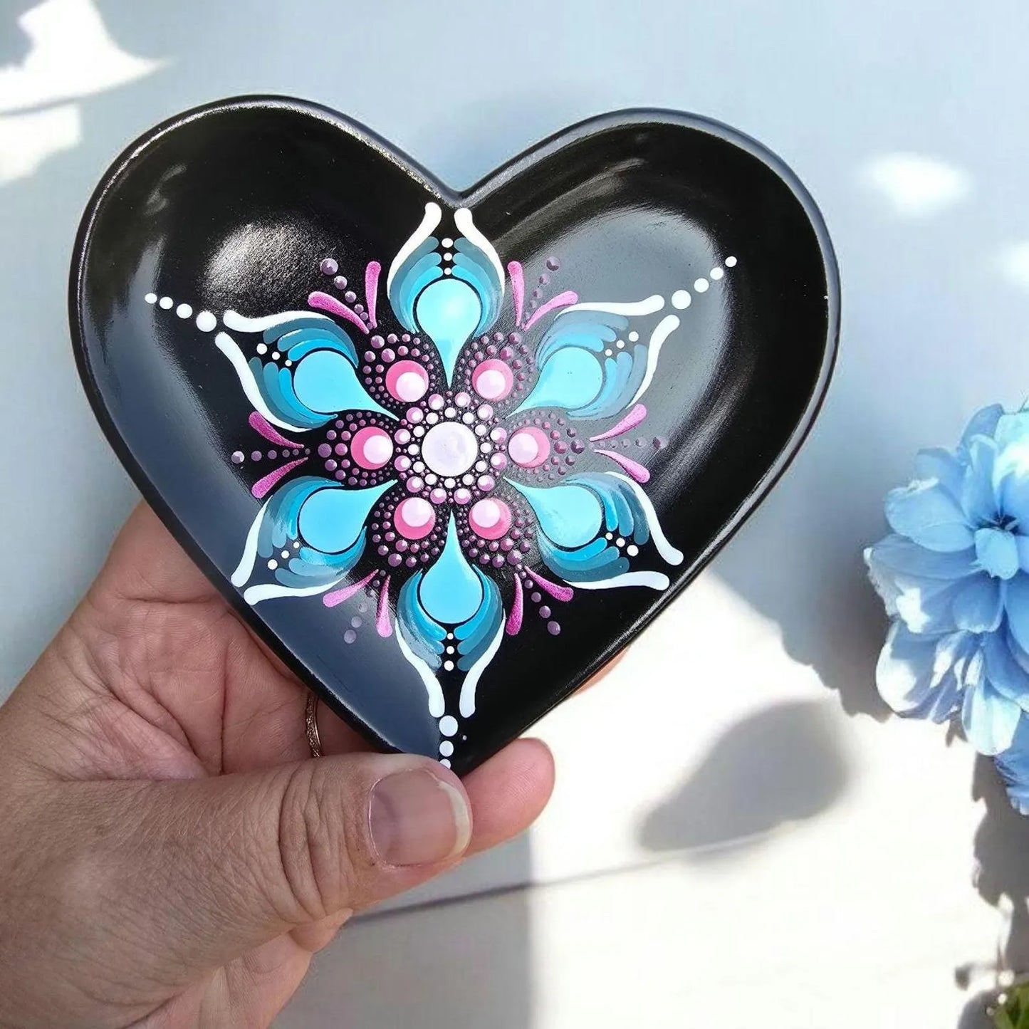 Coupelle cœur noire – Mandala bleu & fuchsia en pointillisme