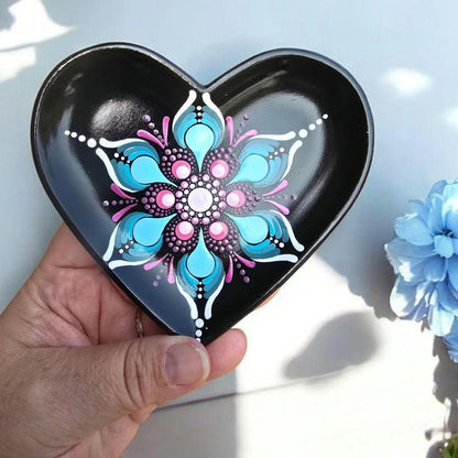 Coupelle cœur noire – Mandala bleu & fuchsia en pointillisme