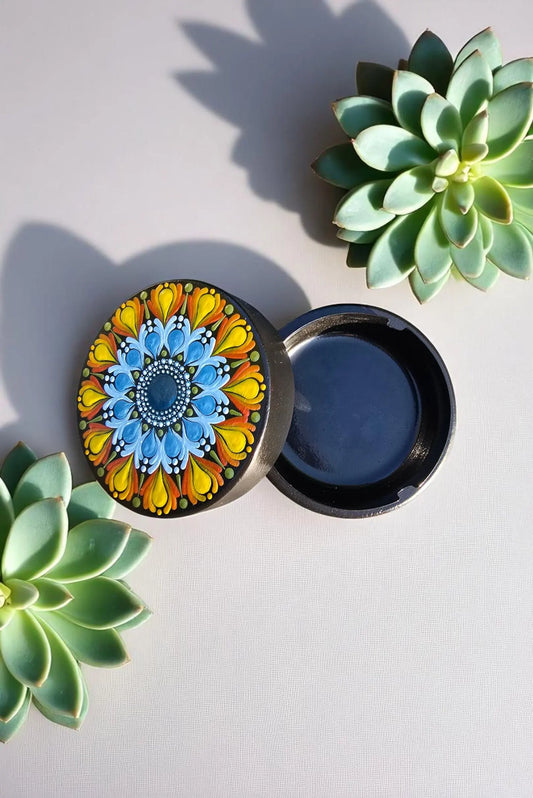 Cendrier en bois noir peint à la main – Mandala bleu, orange et vert métallisé