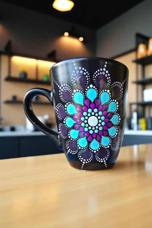 Tasse noire mandala bleu & violet – Peinte à la main en pointillisme