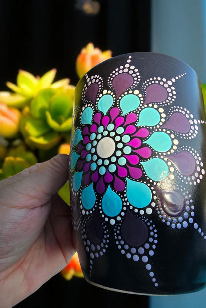 Tasse noire mandala bleu & violet – Peinte à la main en pointillisme