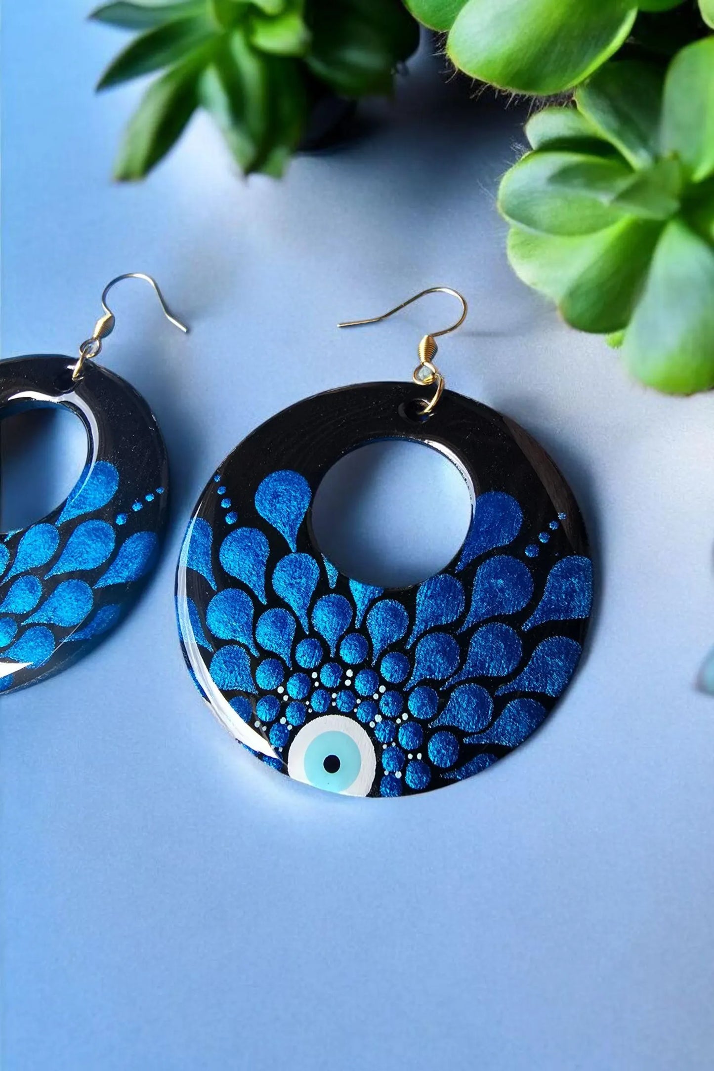 Boucles d’Oreilles en Bois Œil Grec Peintes à la Main – Pointillisme & Résine Brillante