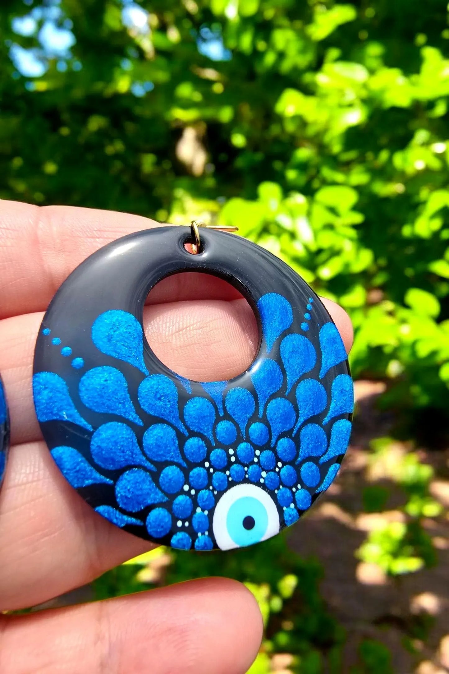 Boucles d’Oreilles en Bois Œil Grec Peintes à la Main – Pointillisme & Résine Brillante