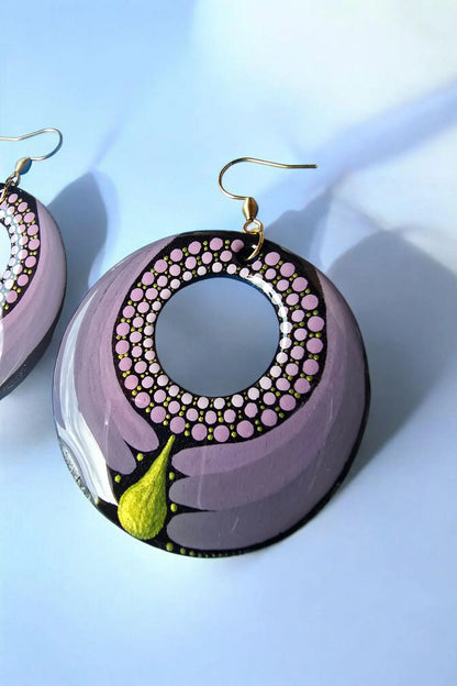 Boucles d’oreilles en bois peintes main – Violet & vert métallisé, style pointillisme