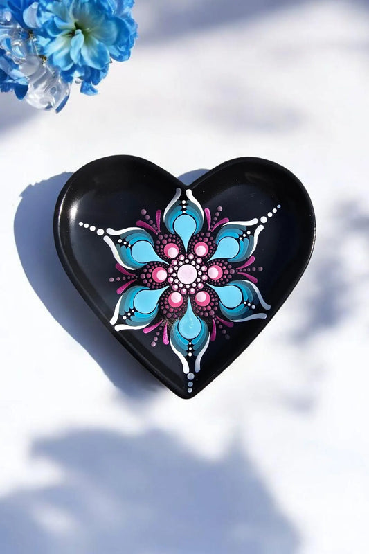 Coupelle cœur noire – Mandala bleu & fuchsia en pointillisme
