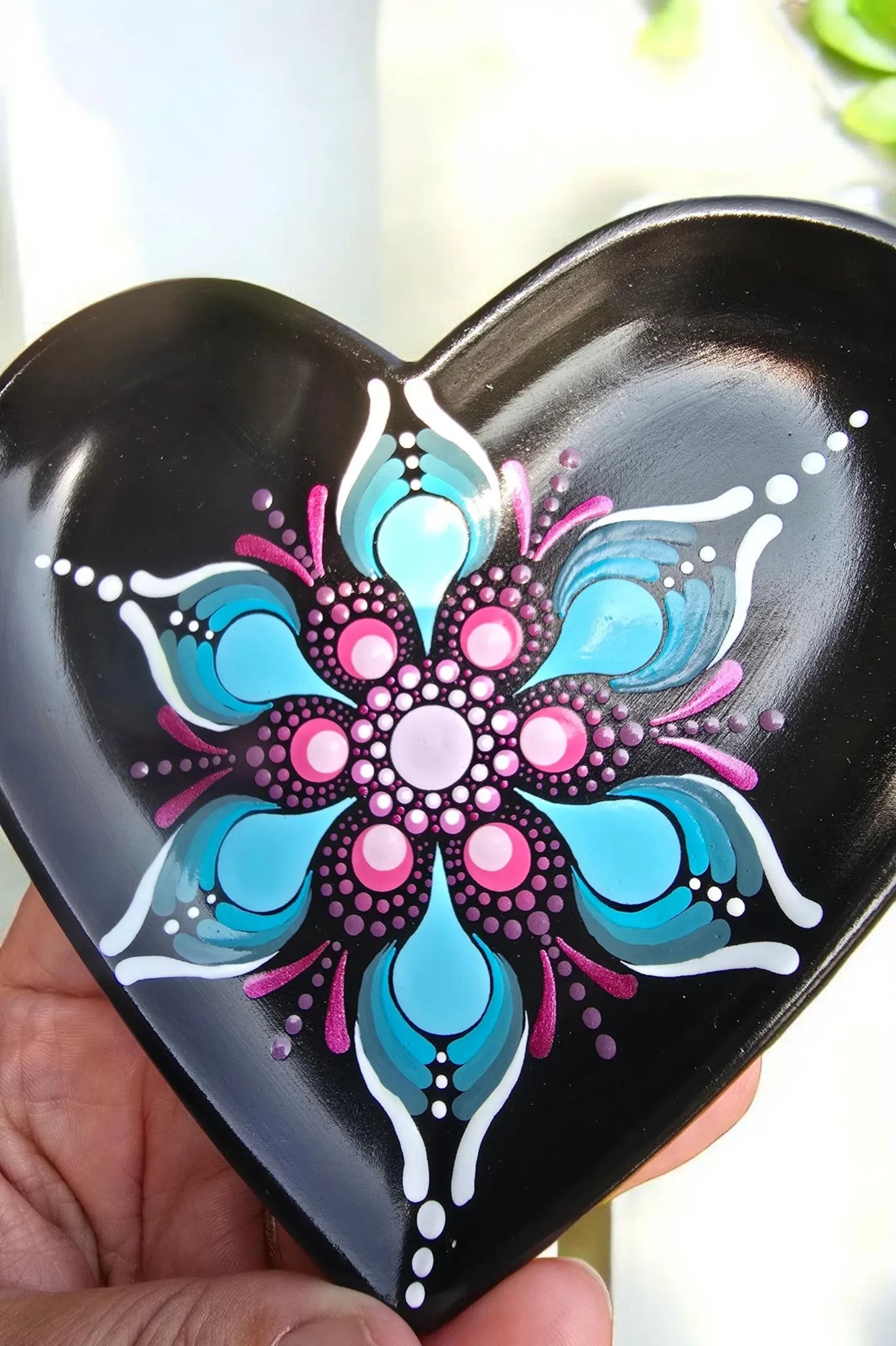 Coupelle cœur noire – Mandala bleu & fuchsia en pointillisme