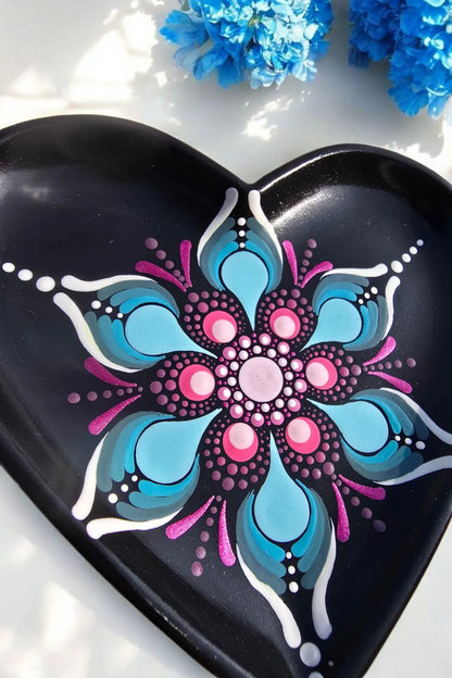 Coupelle cœur noire – Mandala bleu & fuchsia en pointillisme