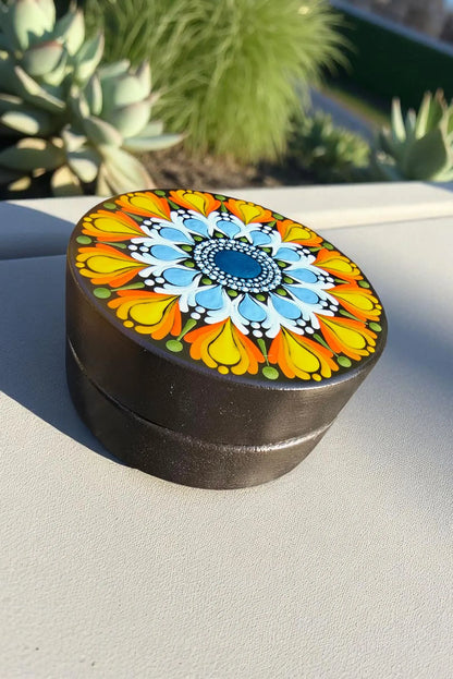 Cendrier en bois noir peint à la main – Mandala bleu, orange et vert métallisé