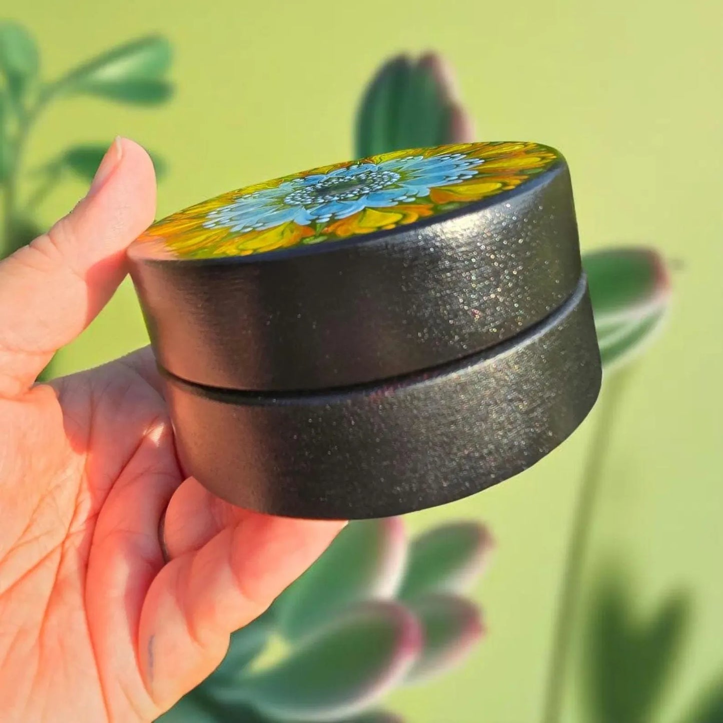 Cendrier en bois noir peint à la main – Mandala bleu, orange et vert métallisé