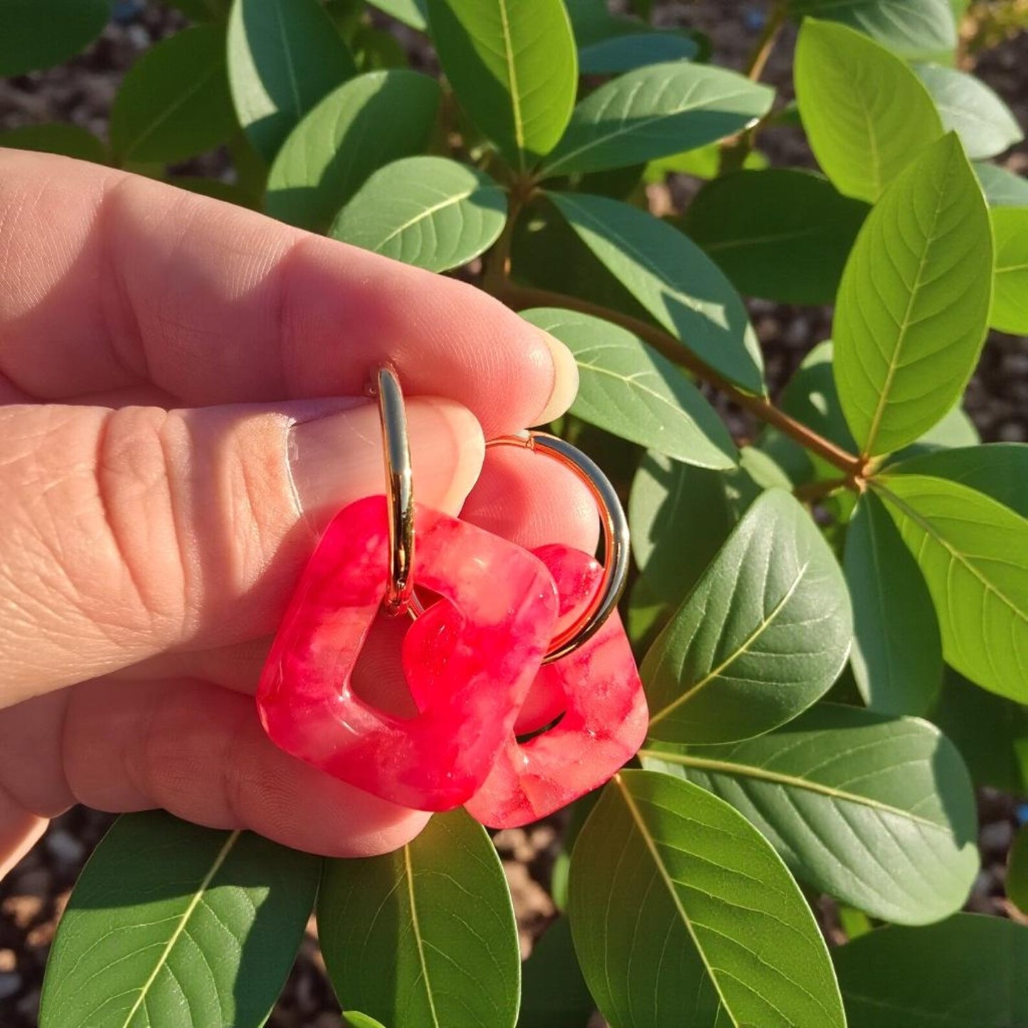 Boucles d’oreilles pampilles rectangulaires en pâte polymère – Rose marbré