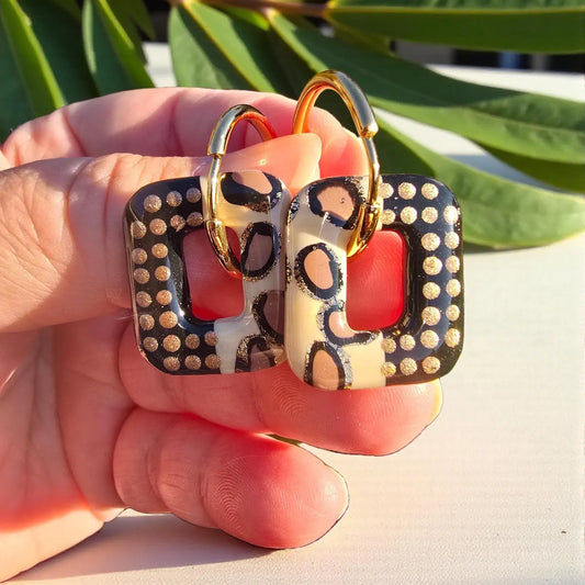 Boucles d’oreilles léopard noir bronze – Pampilles rectangulaires en pâte polymère, anneaux acier inoxydable