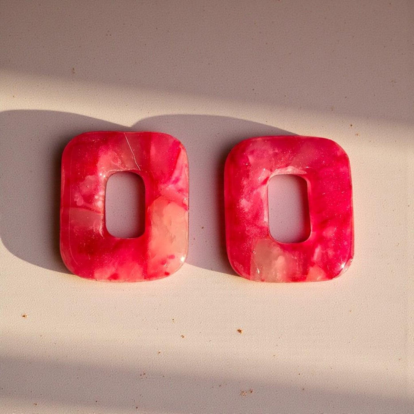 Boucles d’oreilles pampilles rectangulaires en pâte polymère – Rose marbré