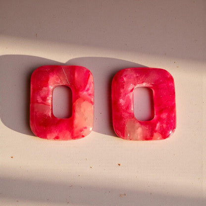 Boucles d’oreilles pampilles rectangulaires en pâte polymère – Rose marbré