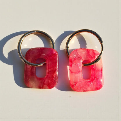 Boucles d’oreilles pampilles rectangulaires en pâte polymère – Rose marbré