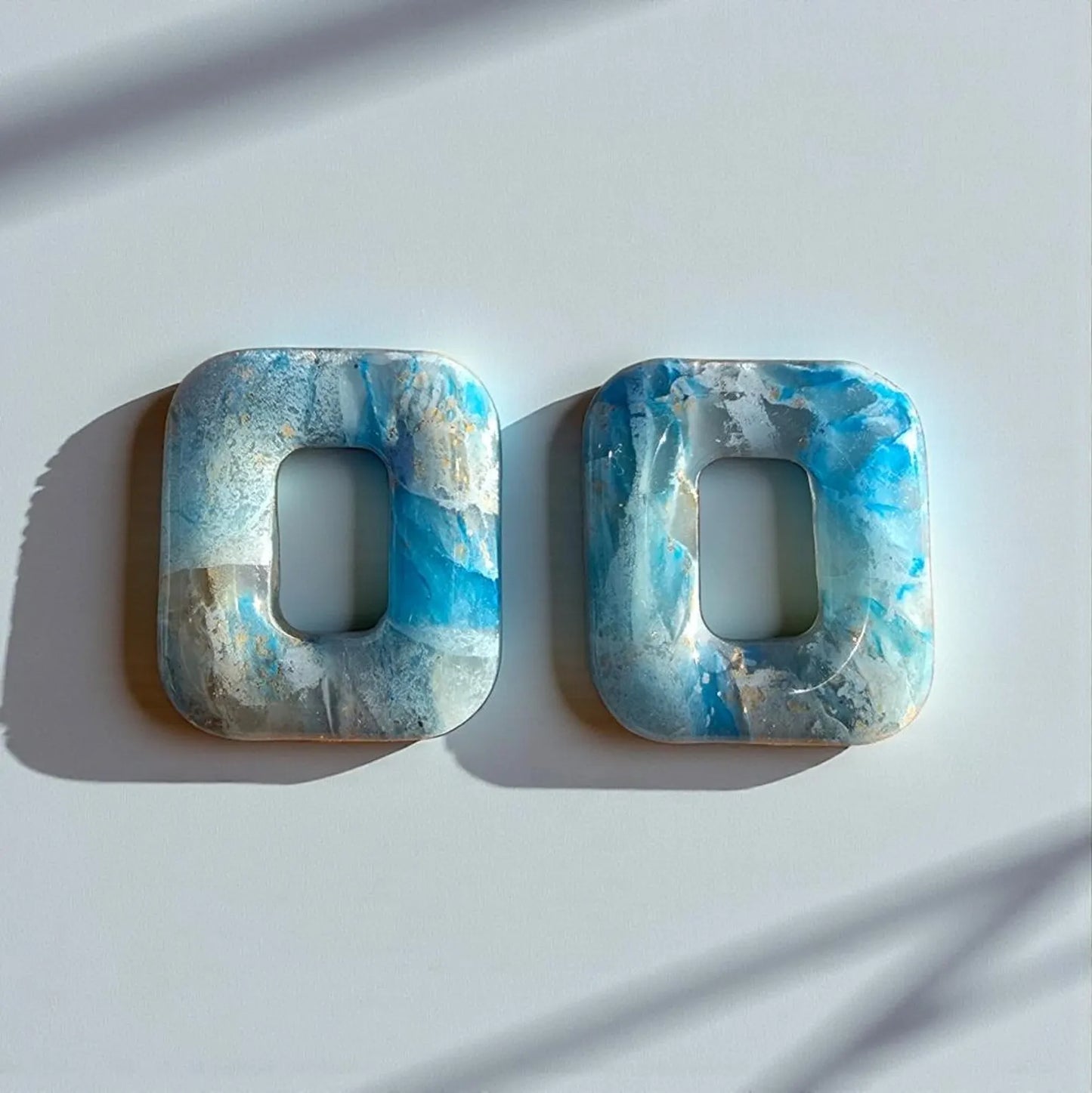 Boucles d’oreilles pampilles rectangulaires en pâte polymère – bleu marbré