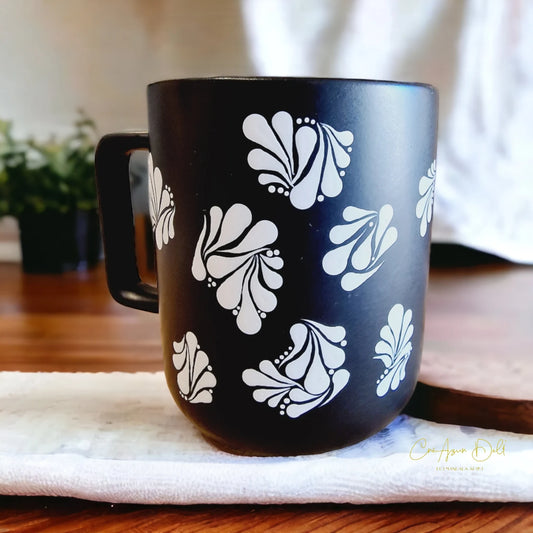 Tasse noire et blanc – Peinte à la main en pointillisme