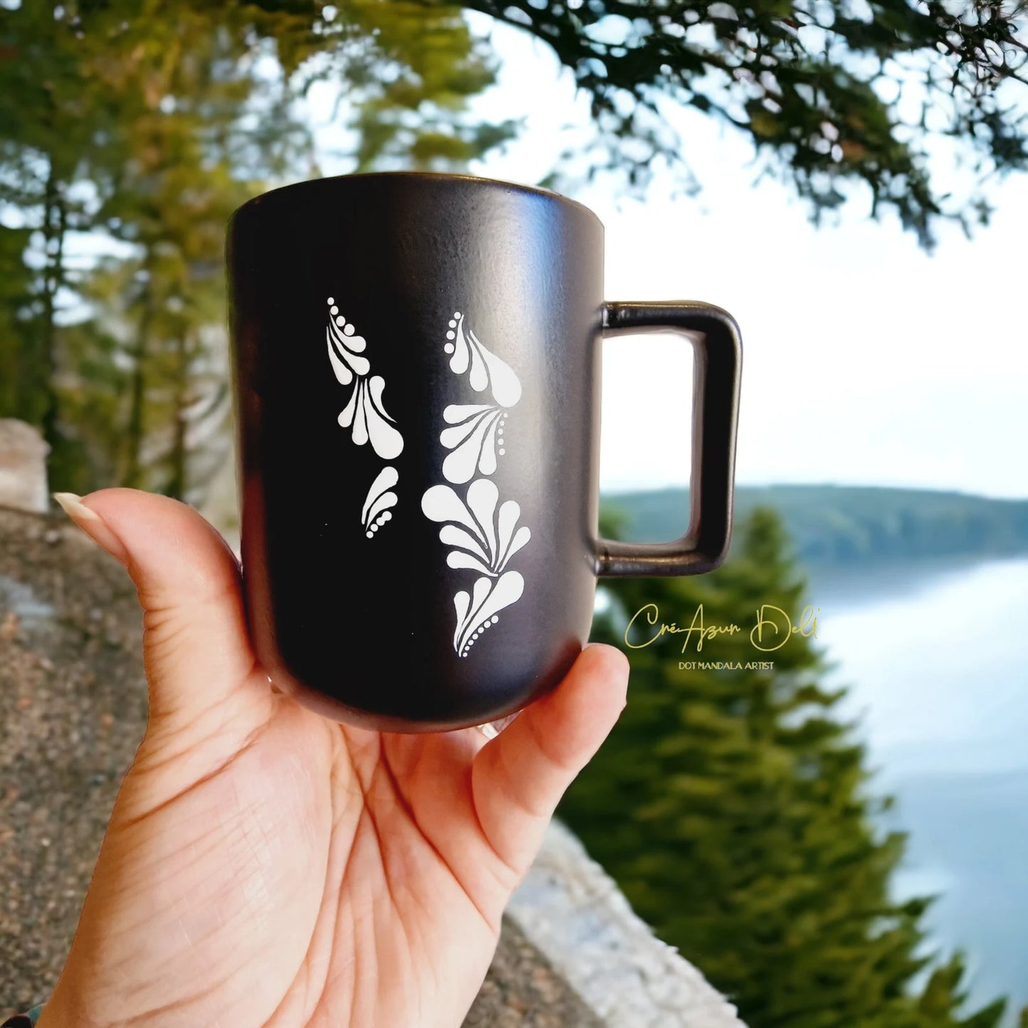 Tasse noire et blanc – Peinte à la main en pointillisme