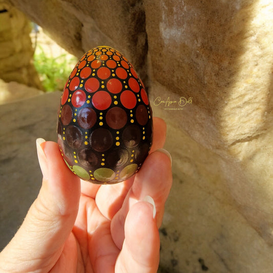 Petit oeuf décoratif en plâtre peint à la main- Dégradés de jaune, orange, marron et vert– Pointillisme artistique unique