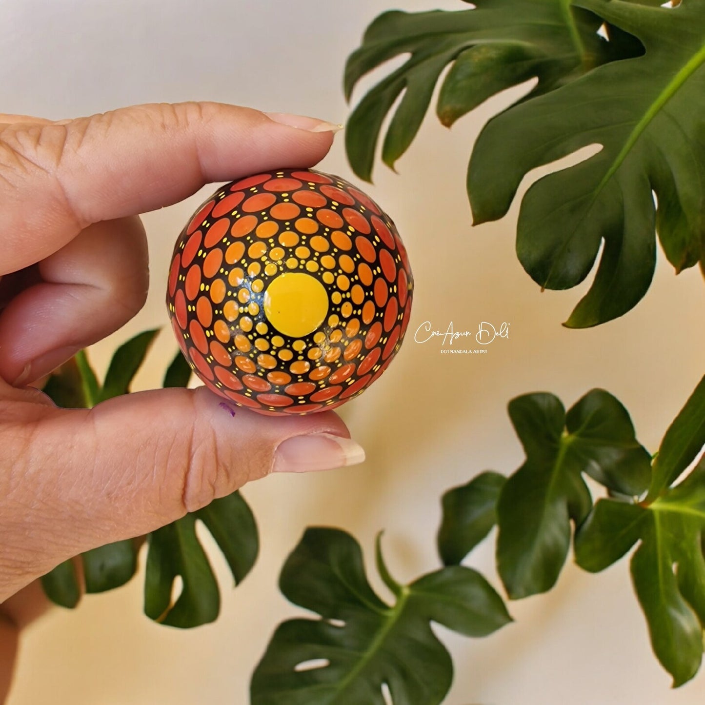 Petit oeuf décoratif en plâtre peint à la main- Dégradés de jaune, orange, marron et vert– Pointillisme artistique unique