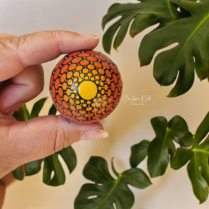 Petit oeuf décoratif en plâtre peint à la main- Dégradés de jaune, orange, marron et vert– Pointillisme artistique unique
