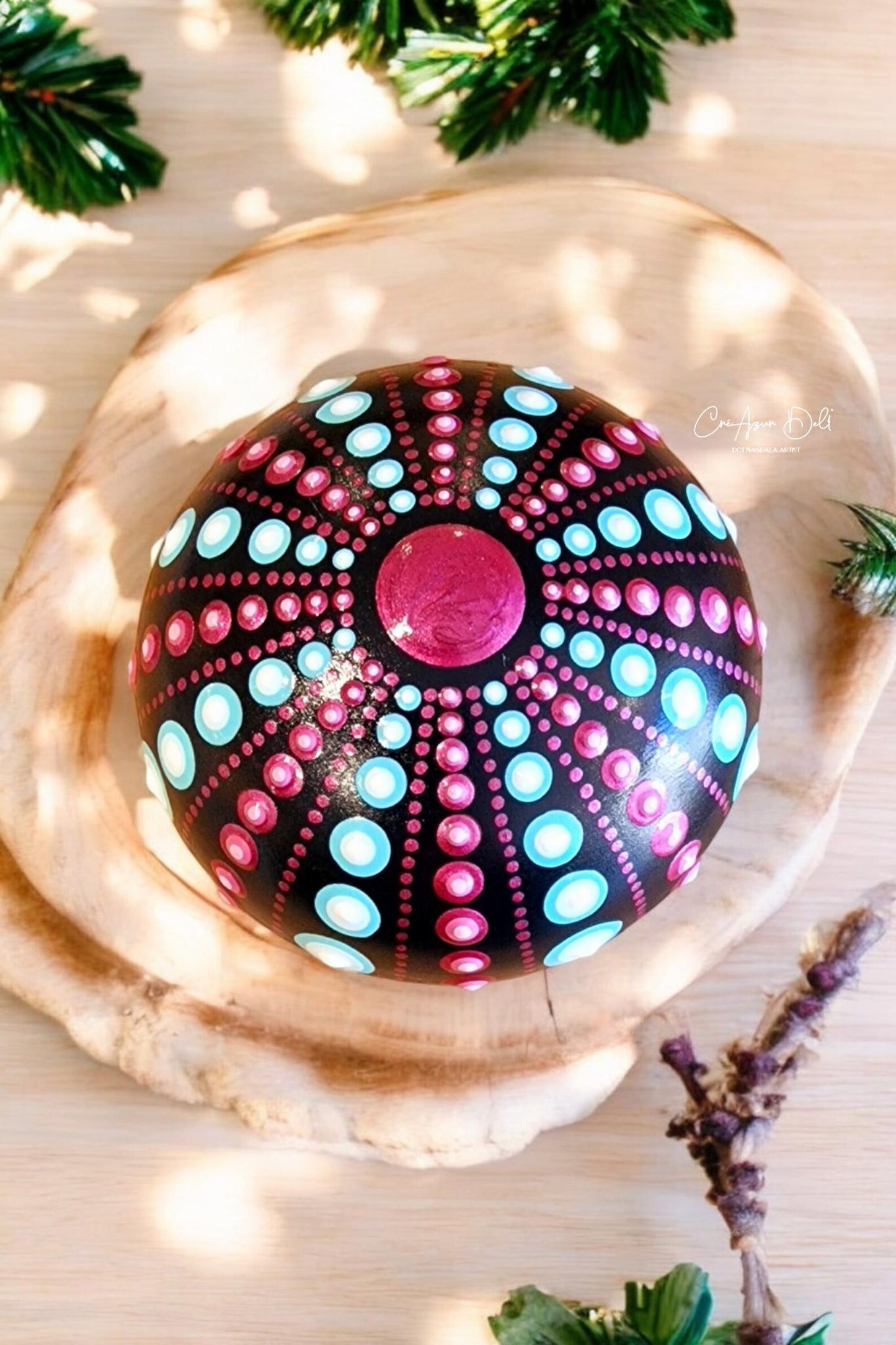Pierre oursin mandala peinte à la main – Dégradés bleu & fuchsia