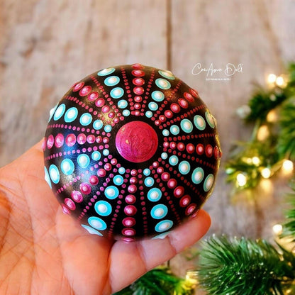 Pierre oursin mandala peinte à la main – Dégradés bleu & fuchsia