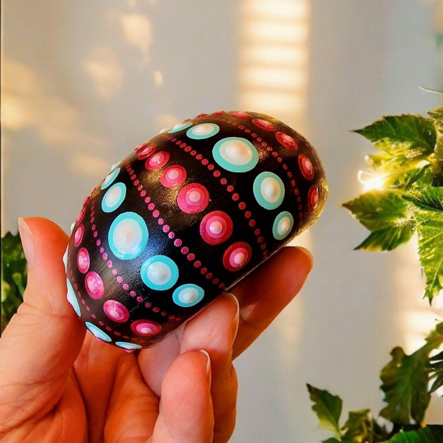 Pierre oursin mandala peinte à la main – Dégradés bleu & fuchsia