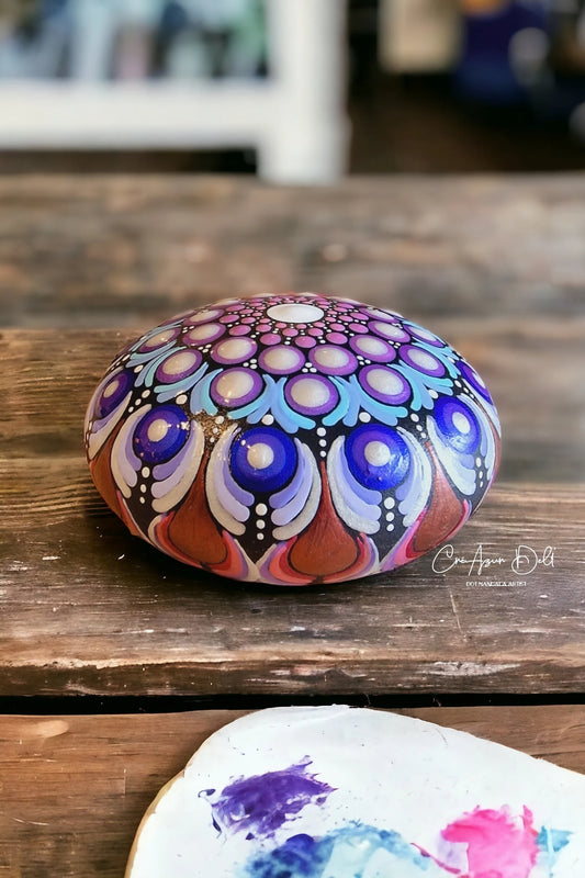 Petite pierre mandala en pointillsme bleu mauve nacré