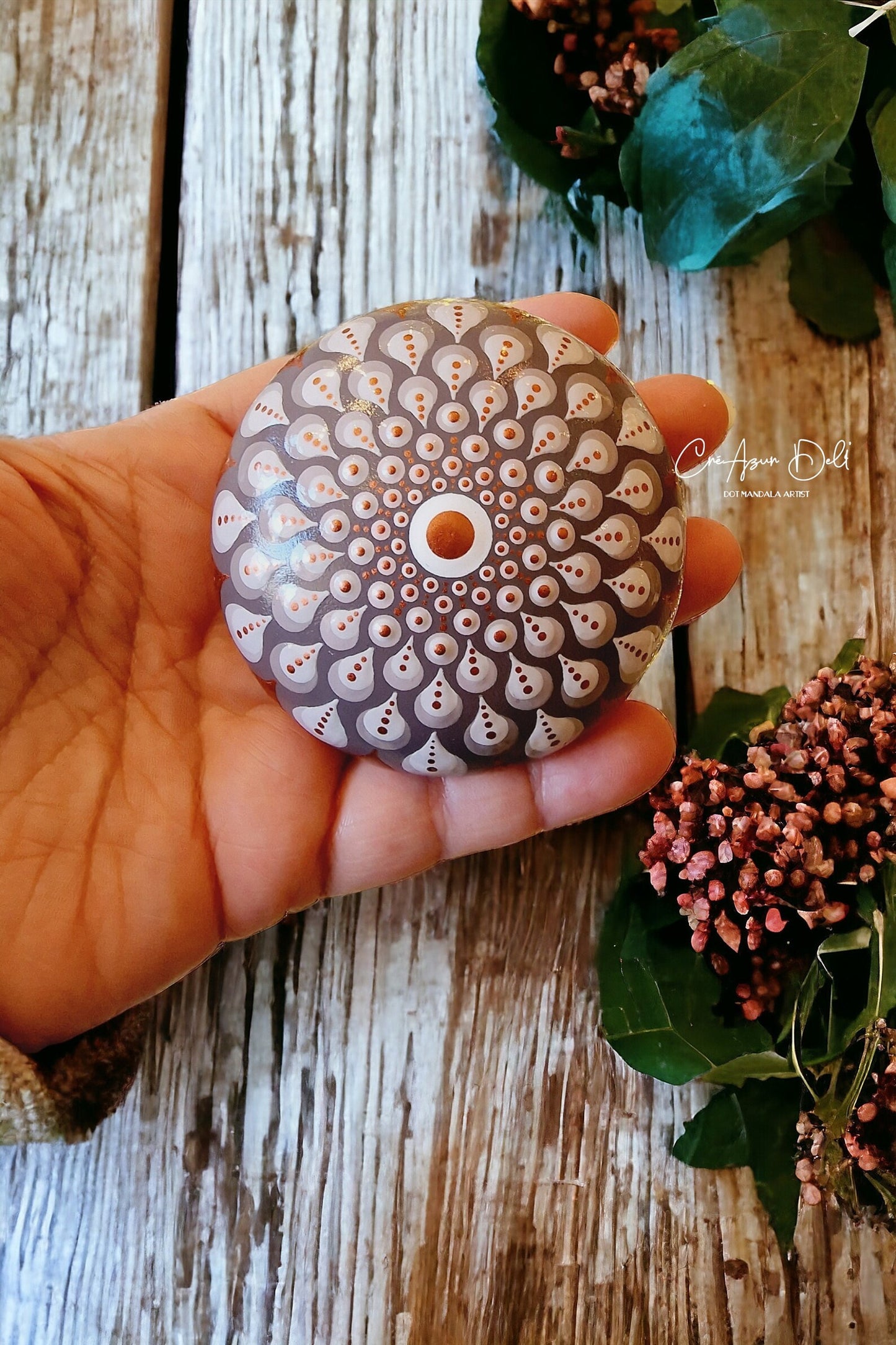 Petite pierre mandala en pointillisme cuivré et blanc