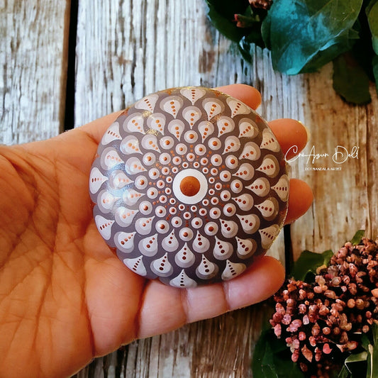 Petite pierre mandala en pointillisme cuivré et blanc "Méditation & décoration"