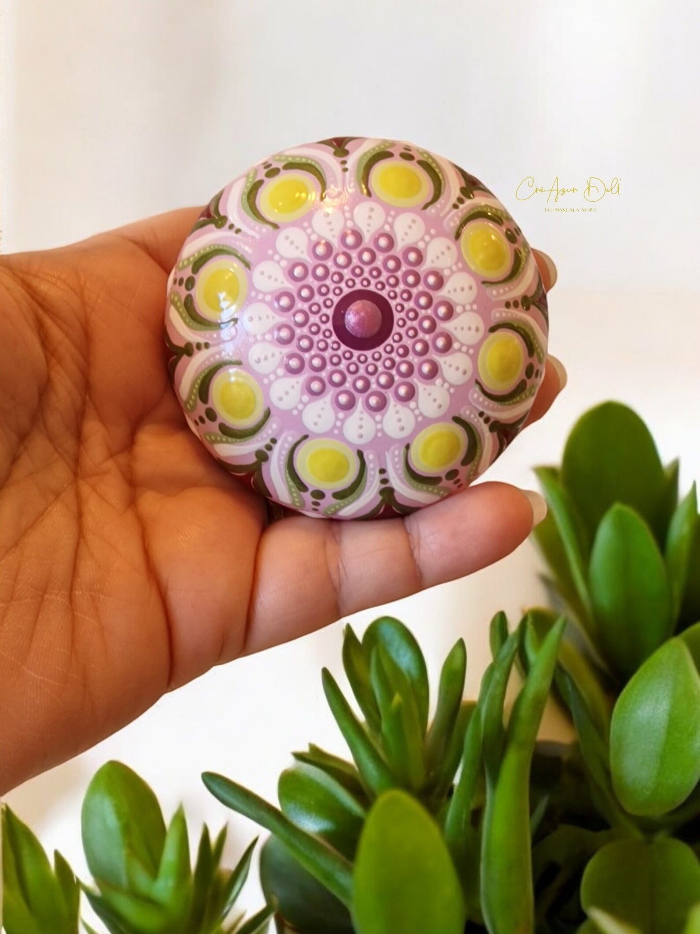 Petite pierre mandala en pointillisme fuchsia métallisé et vert