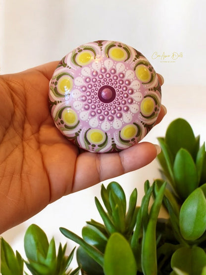 Petite pierre mandala en pointillisme fuchsia métallisé et vert