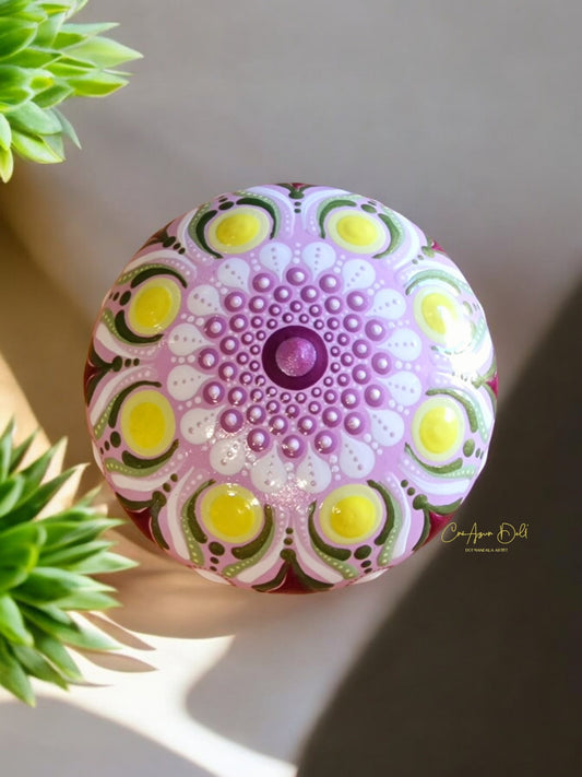 Petite pierre mandala en pointillisme fuchsia métallisé et vert