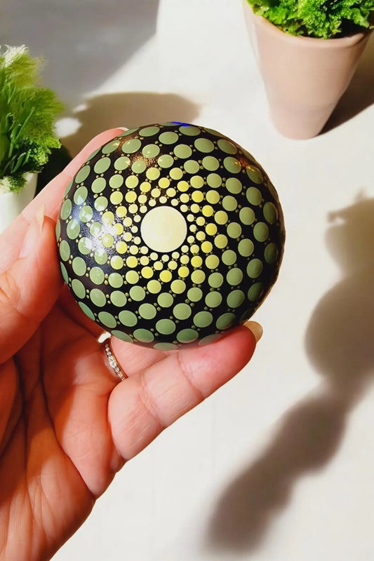 Petite pierre mandala en pointillisme vert et cuivré