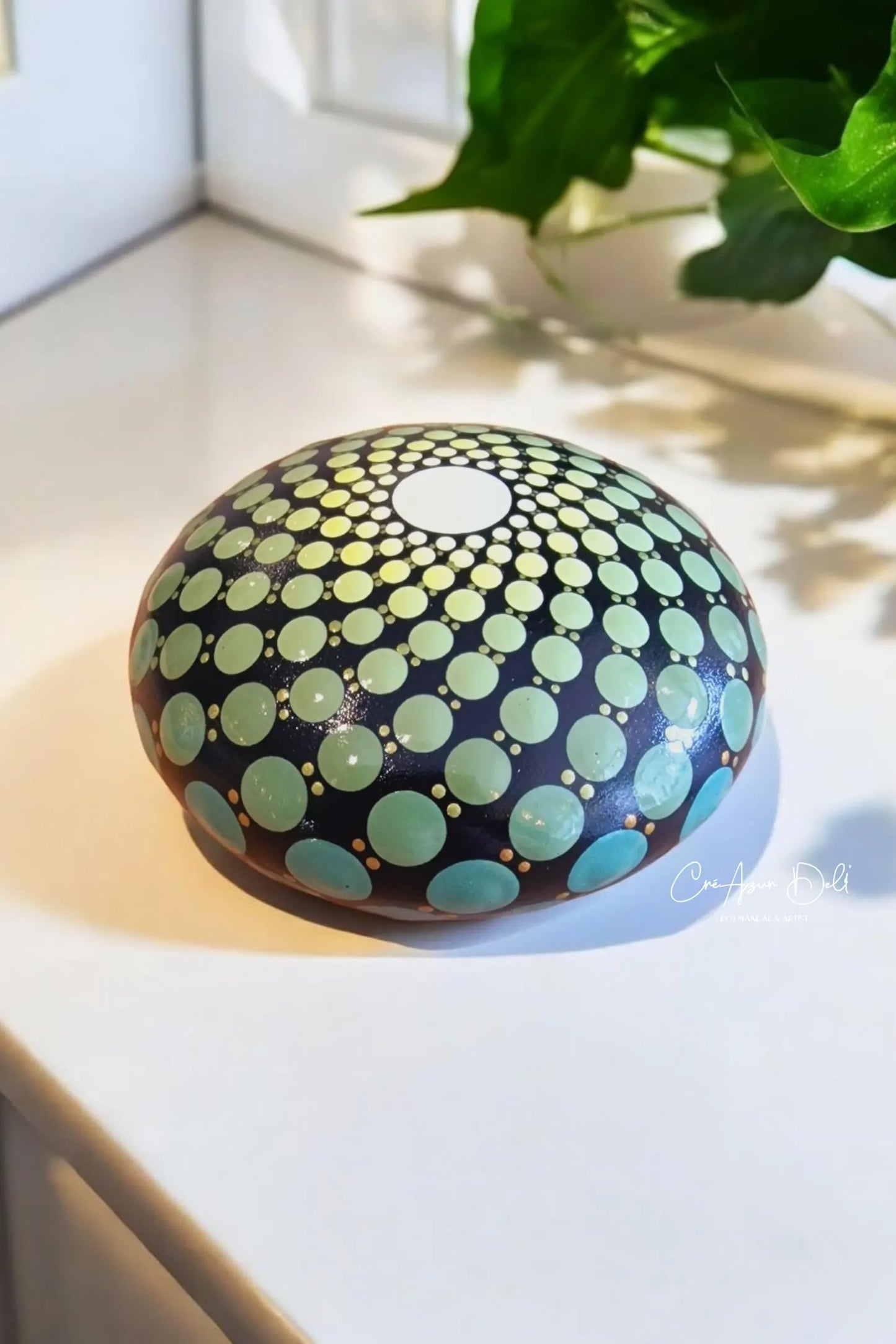 Petite pierre mandala en pointillisme vert et cuivré