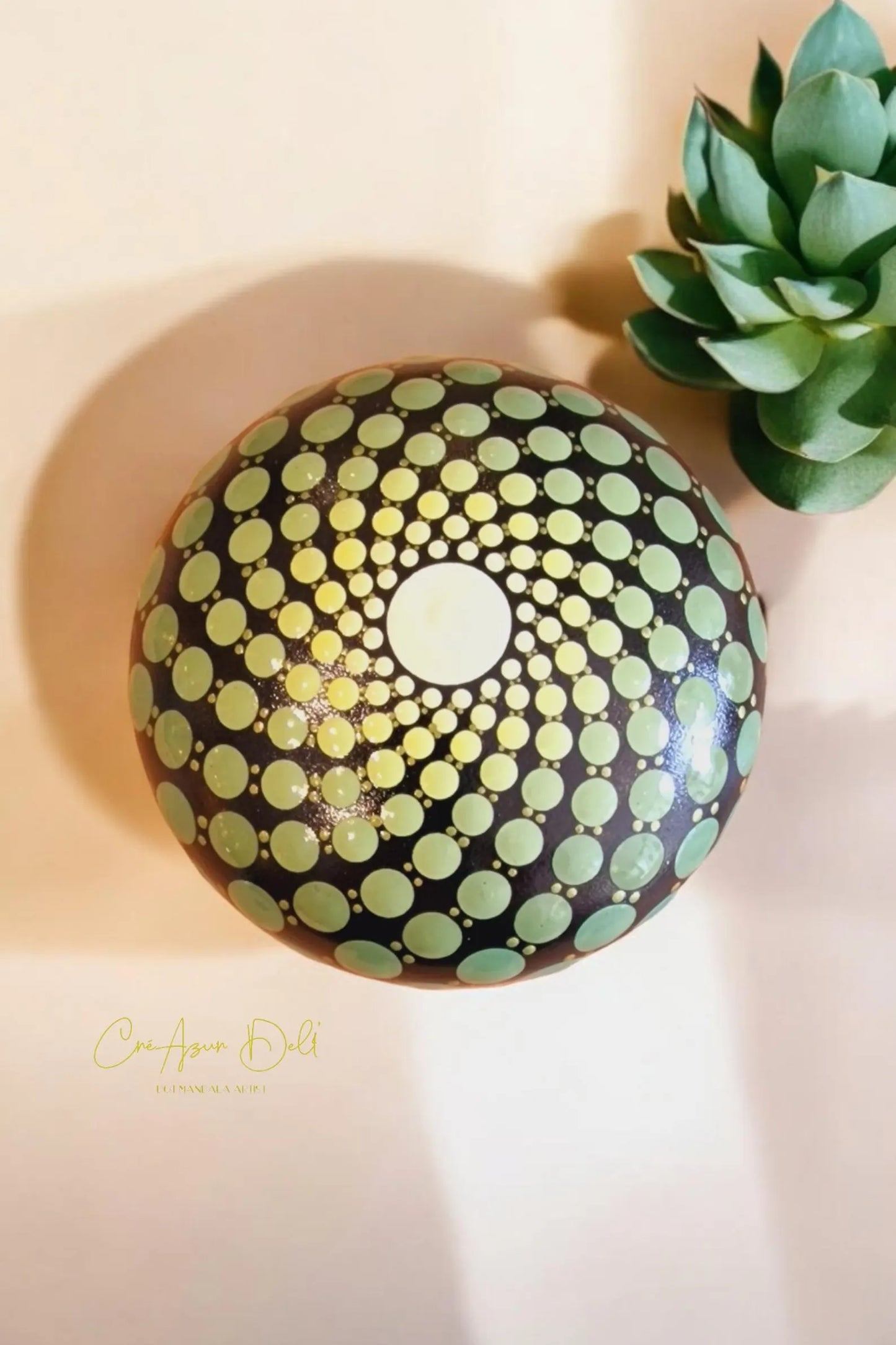 Petite pierre mandala en pointillisme vert et cuivré
