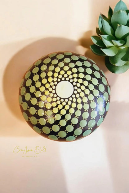 Petite pierre mandala en pointillisme vert et cuivré