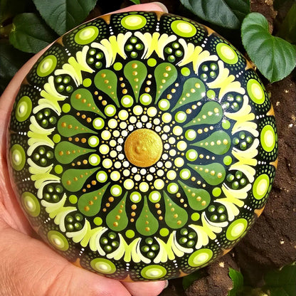 Pierre de méditation ou décorative  Mandala vert et or