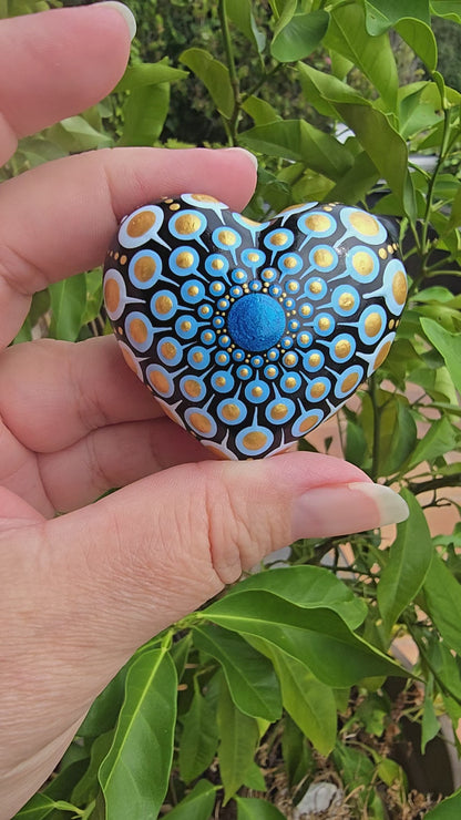 Petit coeur blanc mandala en pointillisme bleu et doré