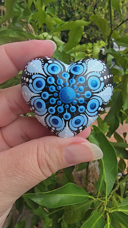 Petit coeur blanc mandala en pointillisme bleu metallisé et blanc