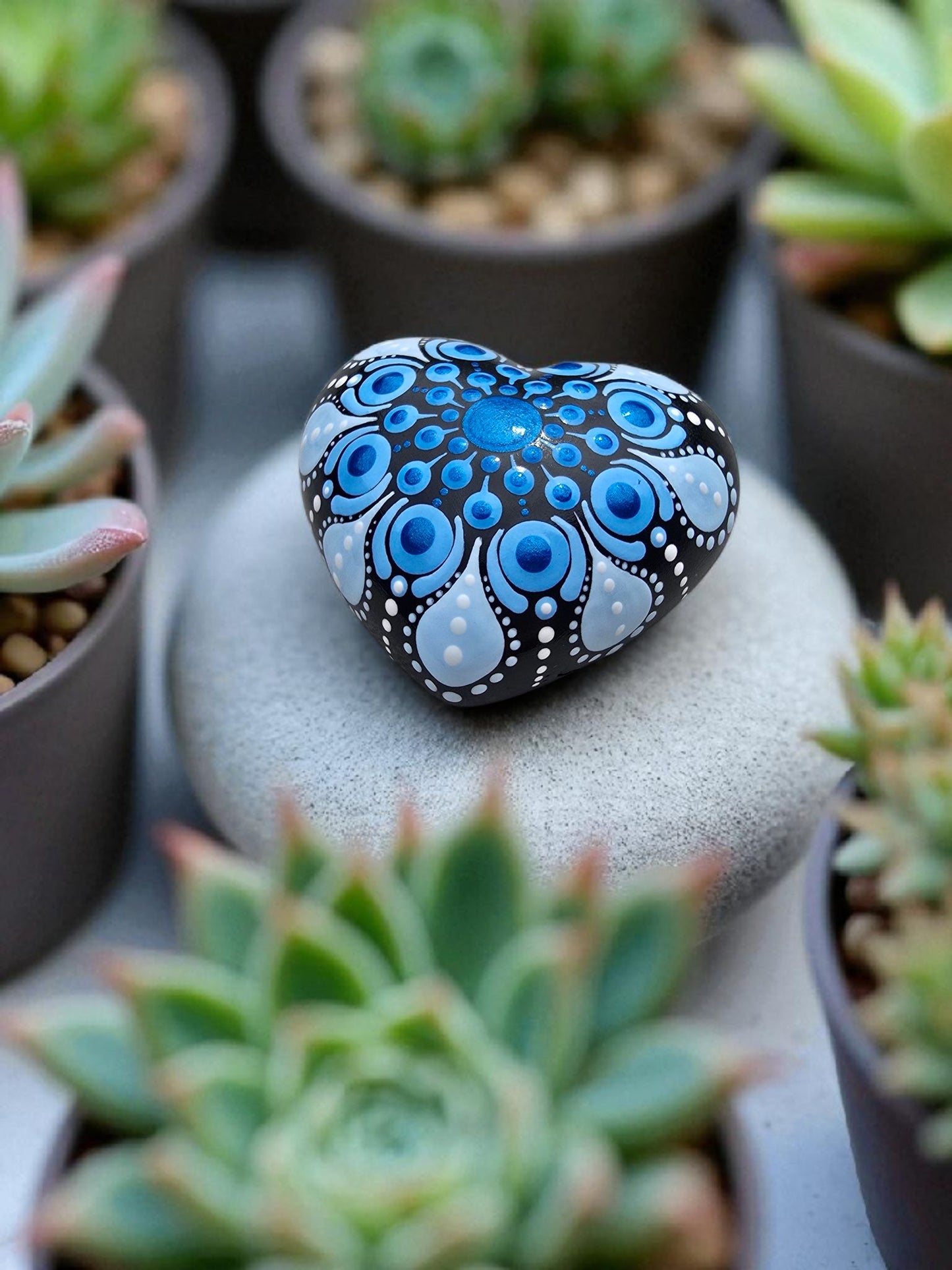 Petit coeur blanc mandala en pointillisme bleu metallisé et blanc