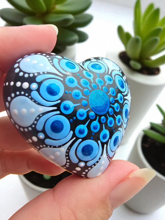 Petit coeur blanc mandala en pointillisme bleu metallisé et blanc