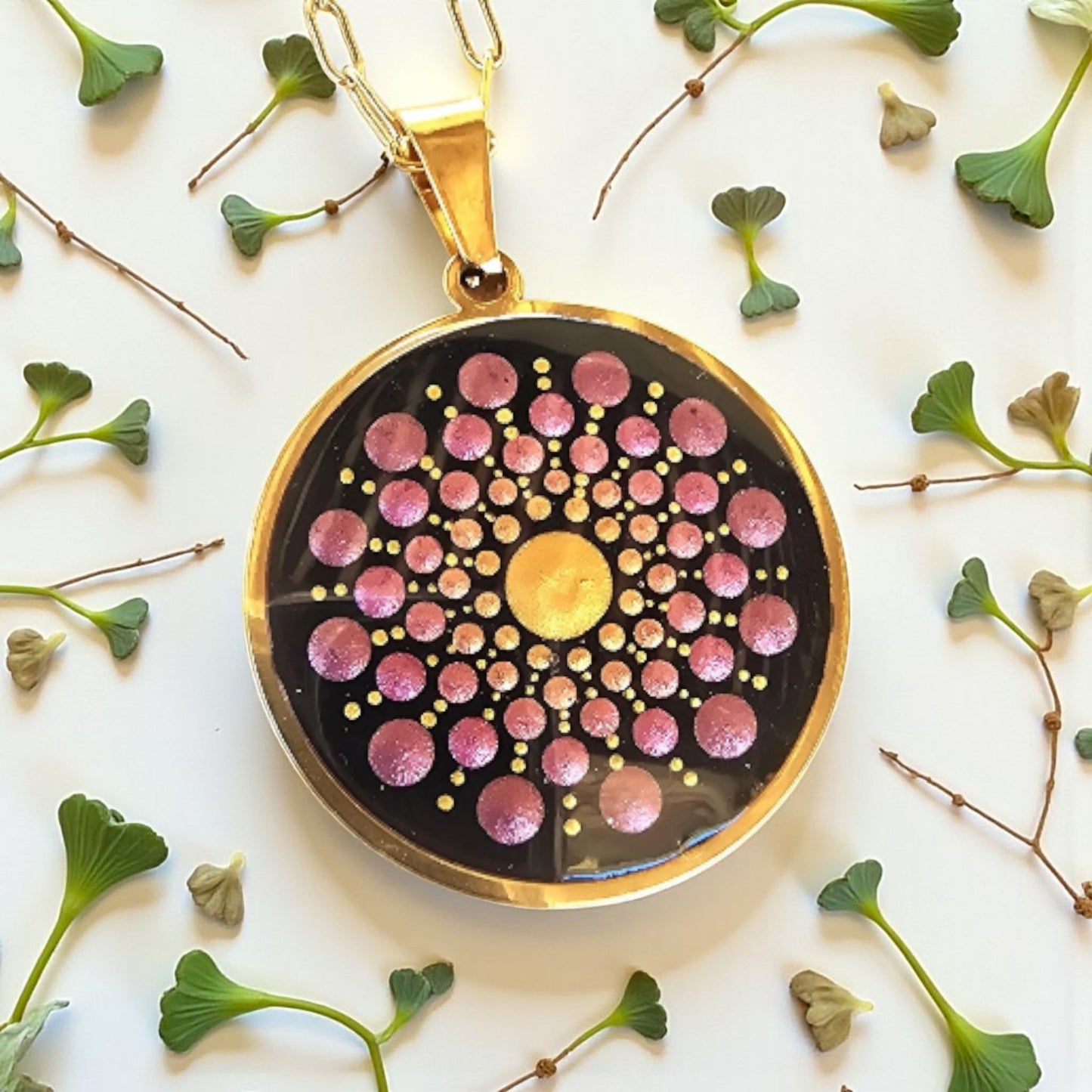 Collier Mandala fuchsia et doré en acier inoxydable