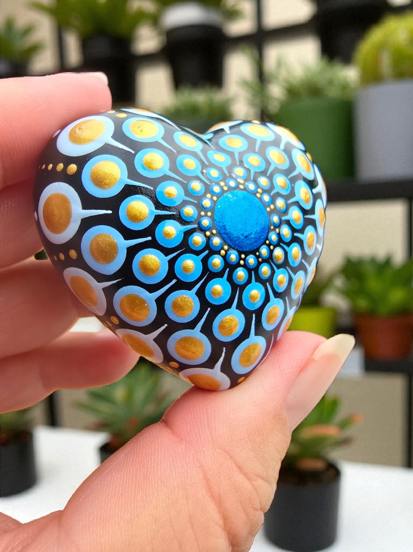 Petit coeur blanc mandala en pointillisme bleu et doré