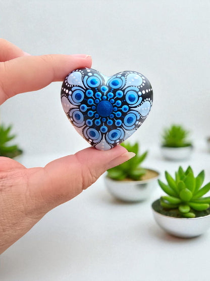 Petit coeur blanc mandala en pointillisme bleu metallisé et blanc