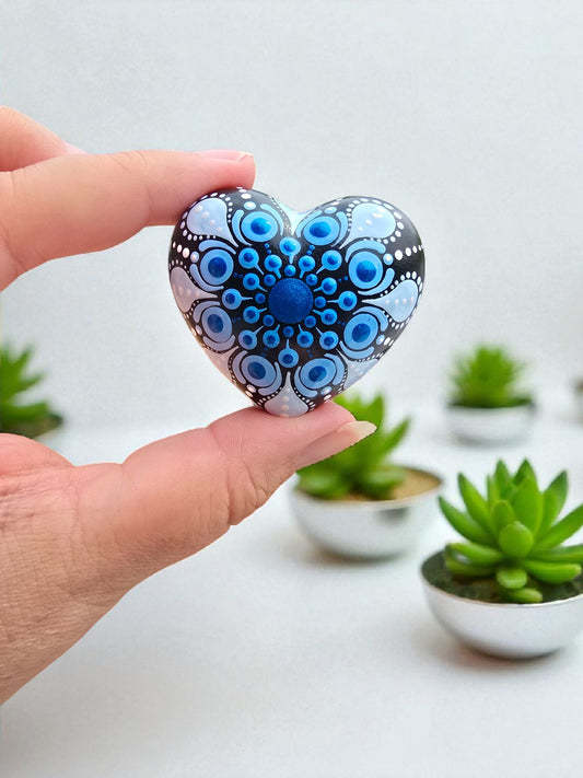 Petit coeur blanc mandala en pointillisme bleu metallisé et blanc