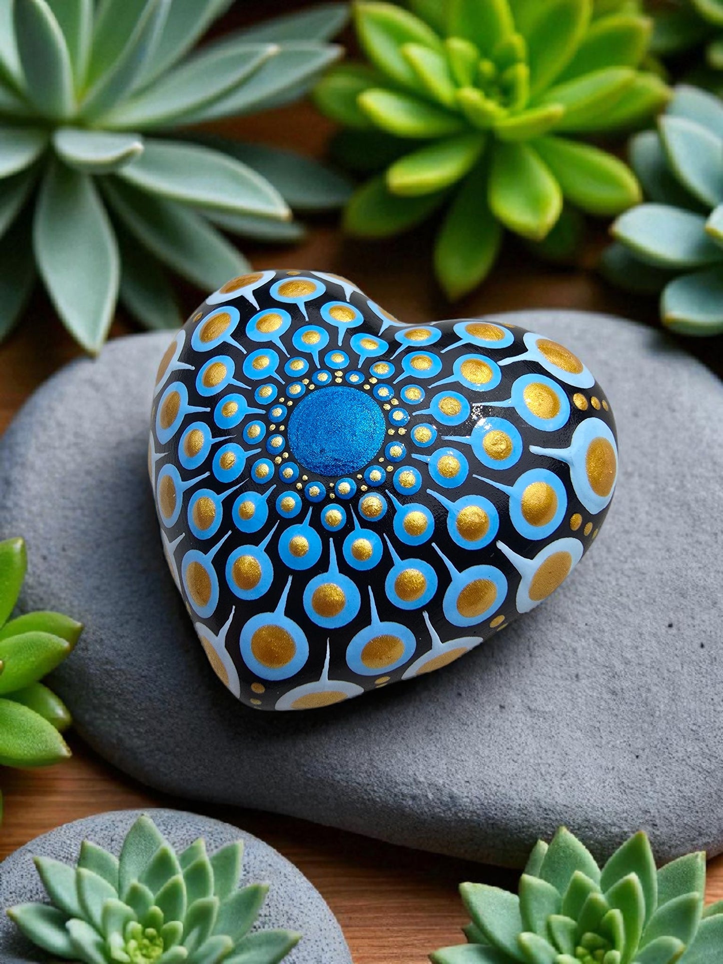 Petit coeur blanc mandala en pointillisme bleu et doré
