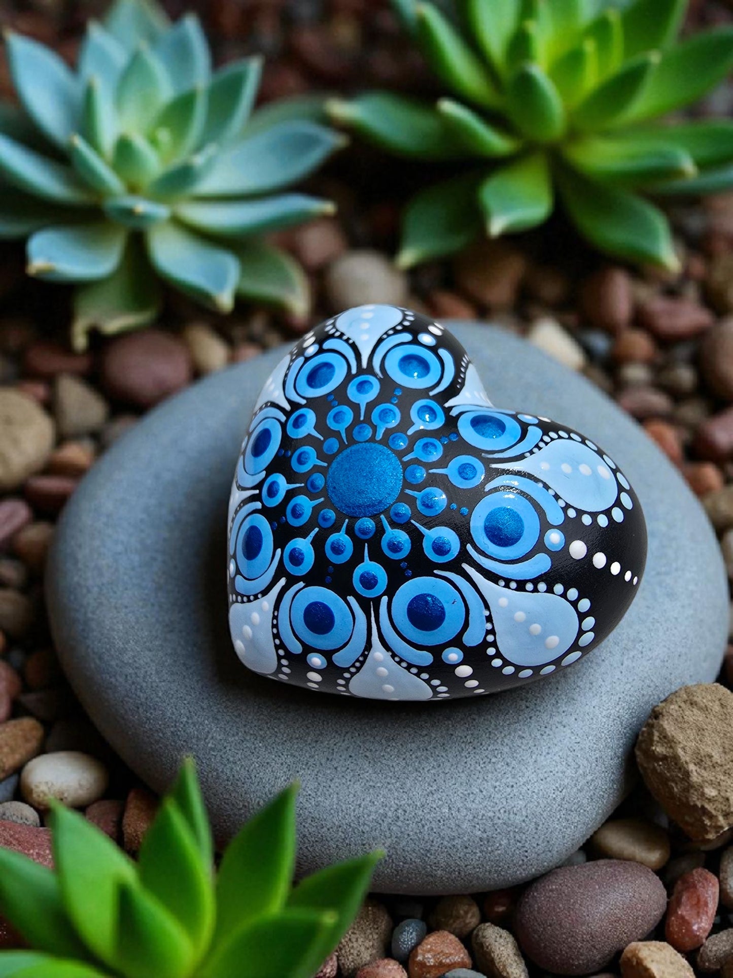Petit coeur blanc mandala en pointillisme bleu metallisé et blanc